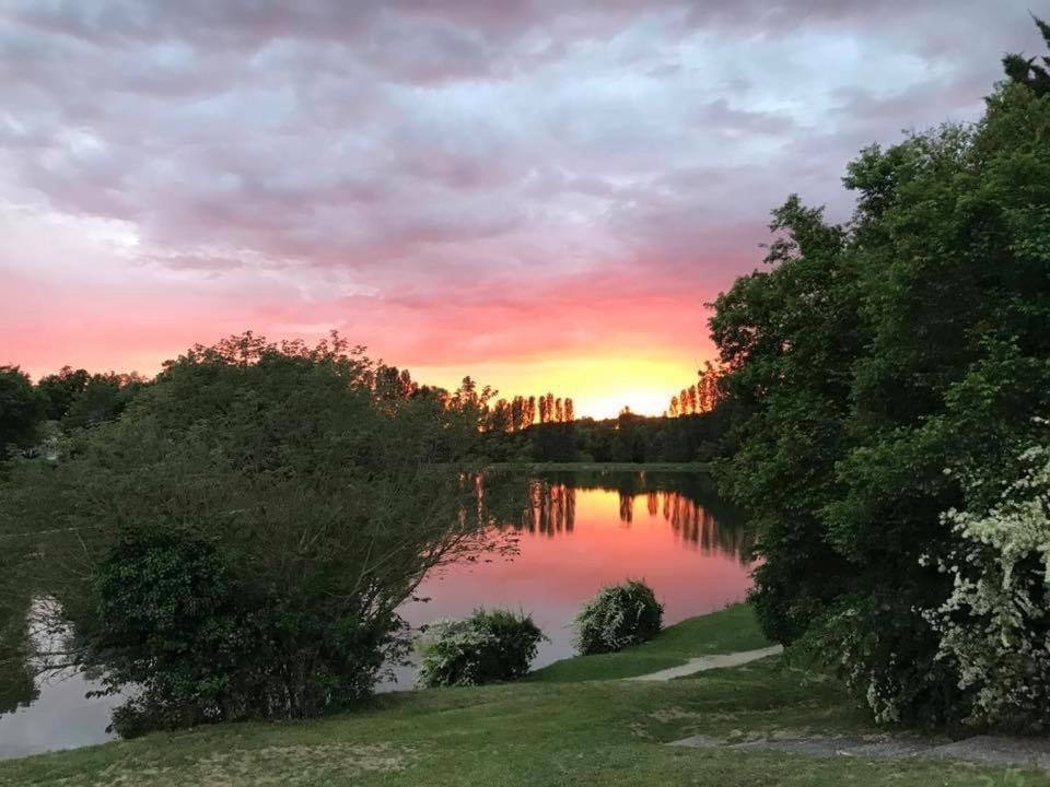 Hotel Restaurant La Dame Du Lac Monflanquin Εξωτερικό φωτογραφία