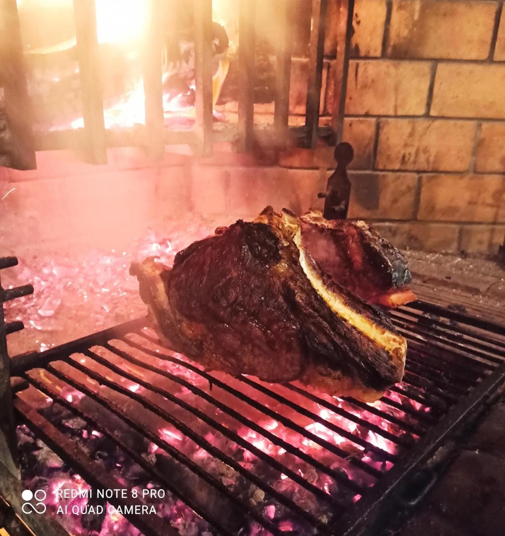 Hotel Restaurant La Dame Du Lac Monflanquin Εξωτερικό φωτογραφία